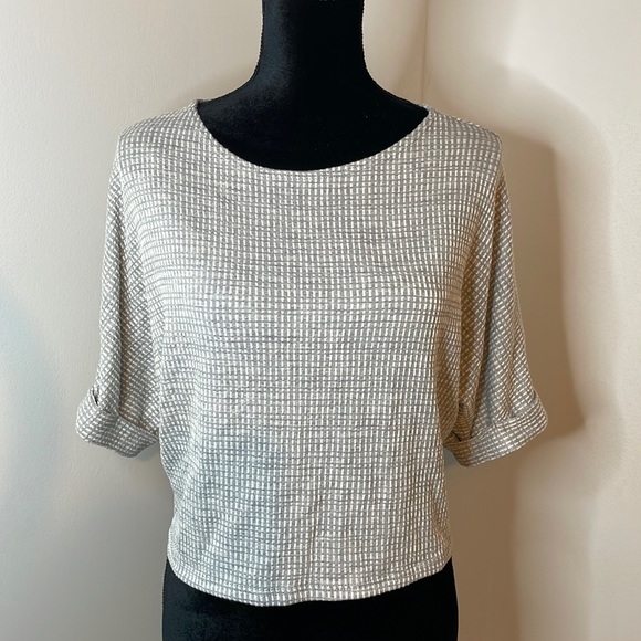 Caution to the wind womens top color grey & white size small - Picture 4 of 8